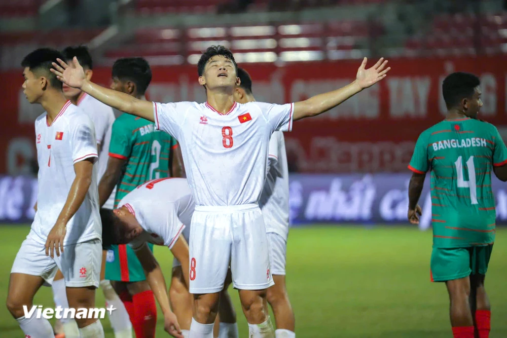 Tiền vệ Lê Văn Quang Duyệt (số 8) ăn mừng bàn thắng nâng tỷ số lên 3-1 cho U20 Việt Nam. (Ảnh: Việt Anh/Vietnam+)